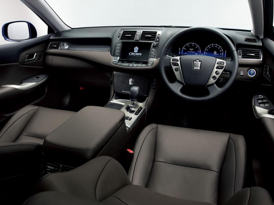 Торпедо Toyota Crown Hybrid 2010 года  (фото 3 из 5)